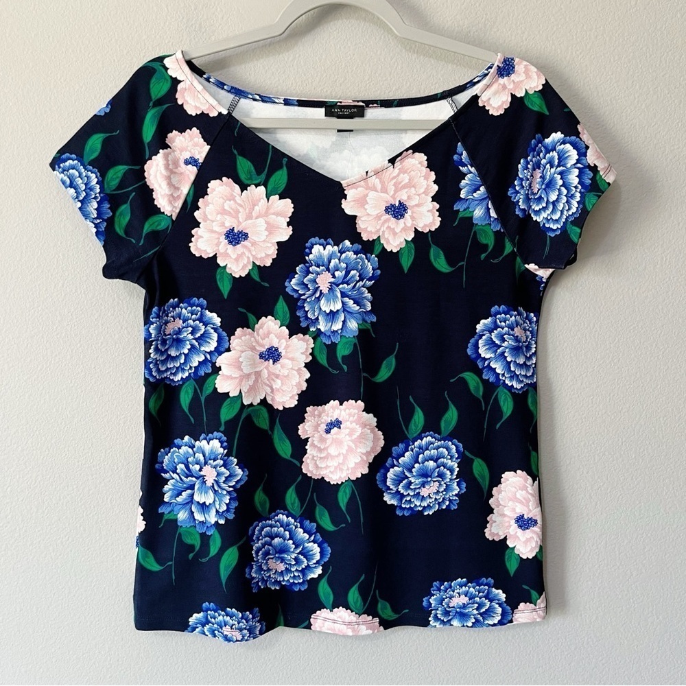 Ann Taylor Floral Rose Print Short Sleeve V-Neck Tee Shirt Navy Blue Size Small